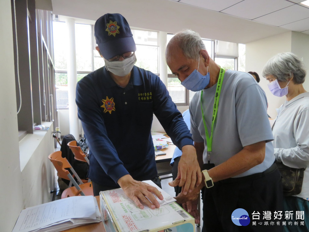 提供免費老人指紋存檔　竹市警攜手香山區公所捺印服務