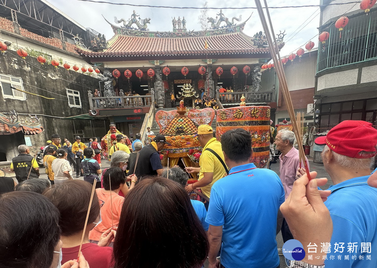 居民上香祈求媽祖賜福平安。（記者扶小萍攝）