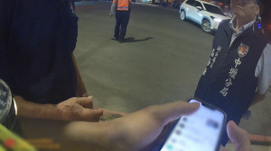 活動散場找不到老伴，中壢警陪伴行動不便助返家。