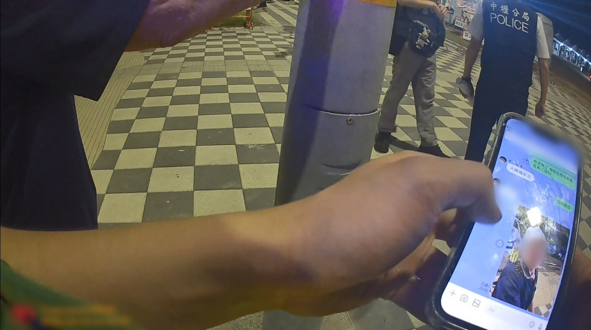 活動散場找不到老伴,中壢警陪伴行動不便助返家。