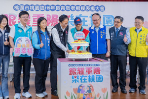 張市長與王先生一同切蛋糕。