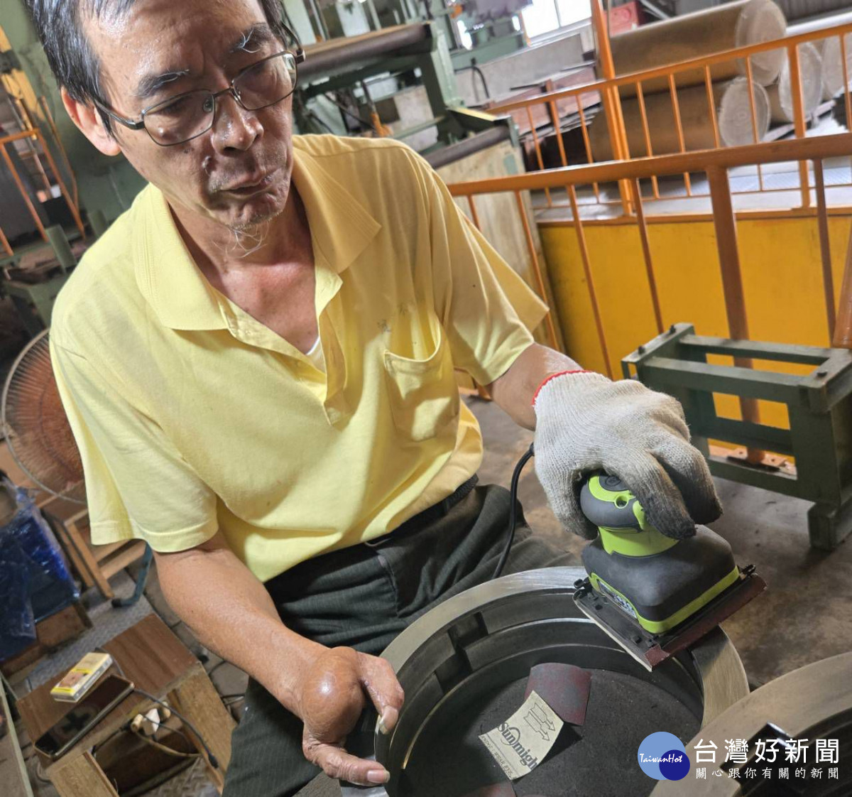 企業導入省力設備與電動工具,減輕中高齡員工的作業負擔。