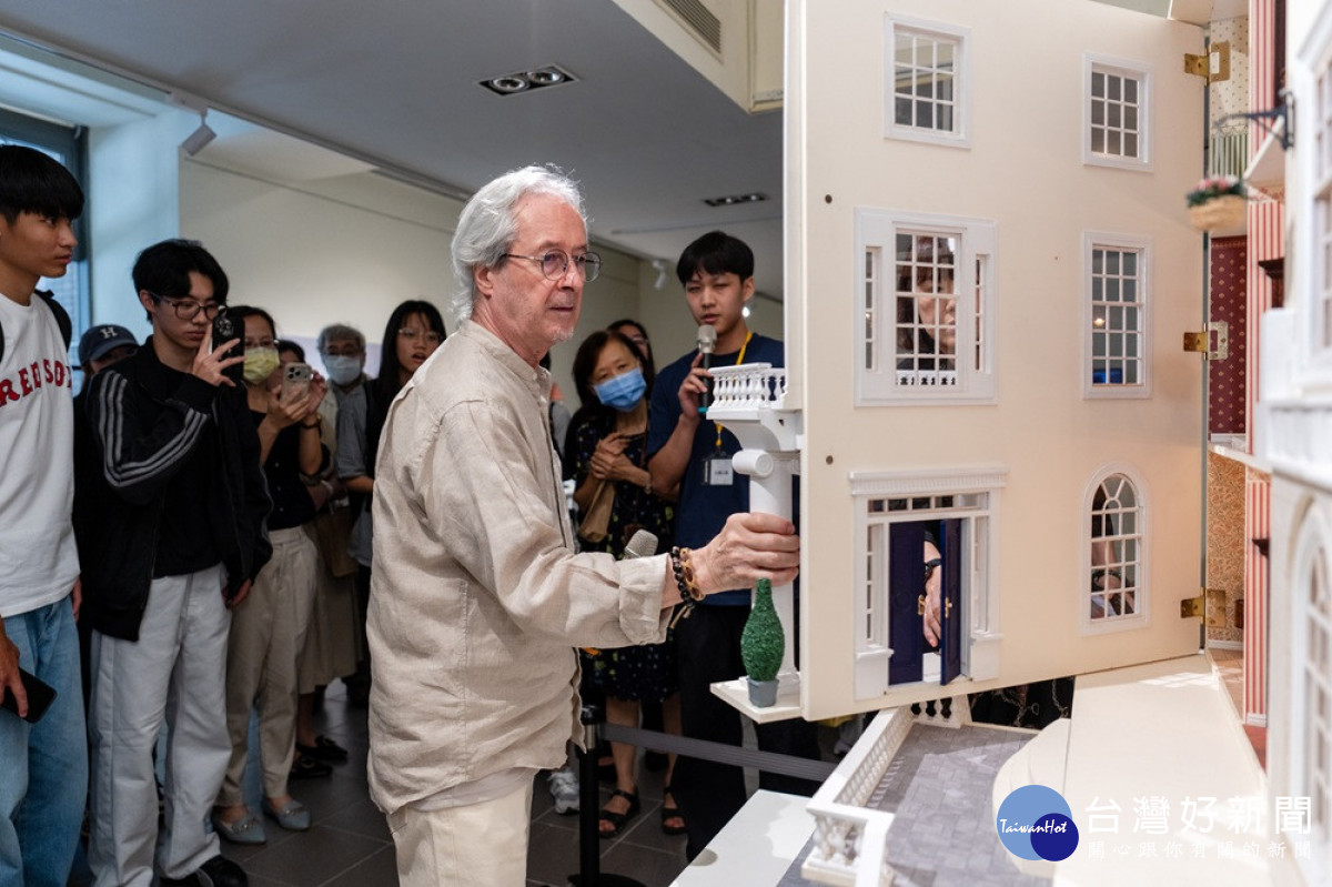 藝術家Gerry Welch親自以全英文導覽作品,吸引師生專注聆聽,在藝術欣賞中展開跨文化交流。