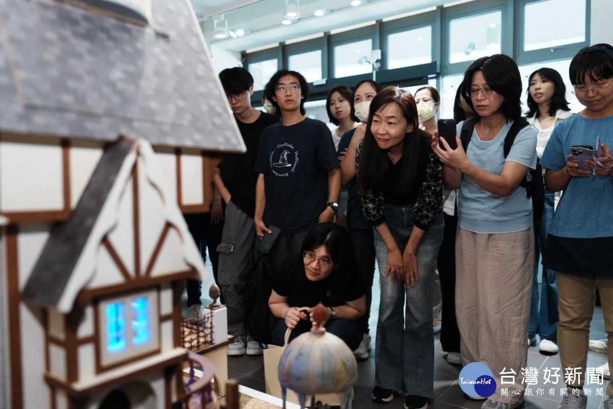 觀展民眾於《Gerry Welch 夢幻袖珍娃娃屋展》近距離欣賞精細的微型建築與空間細節,感受袖珍藝術的獨特魅力。<br />
<br />