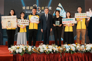 行政院卓榮泰院長與龜山戶政團隊合影。