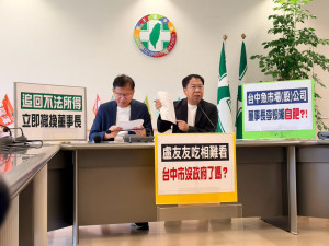 謝志忠（右）王立任招開記者會踢爆李煥湘魚肉鄉民，違法溢領年終獎勵金。