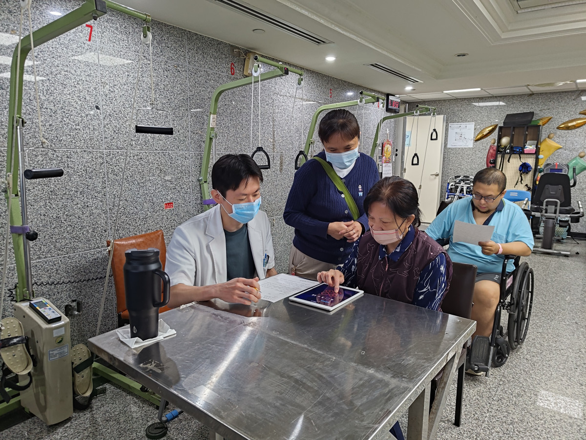 樂生醫院職能治療師策劃病友會，透過不同活動，讓病友在活動中找回興趣、建立人際連結，重新找回失落的生活重心。照片提供：樂生醫院