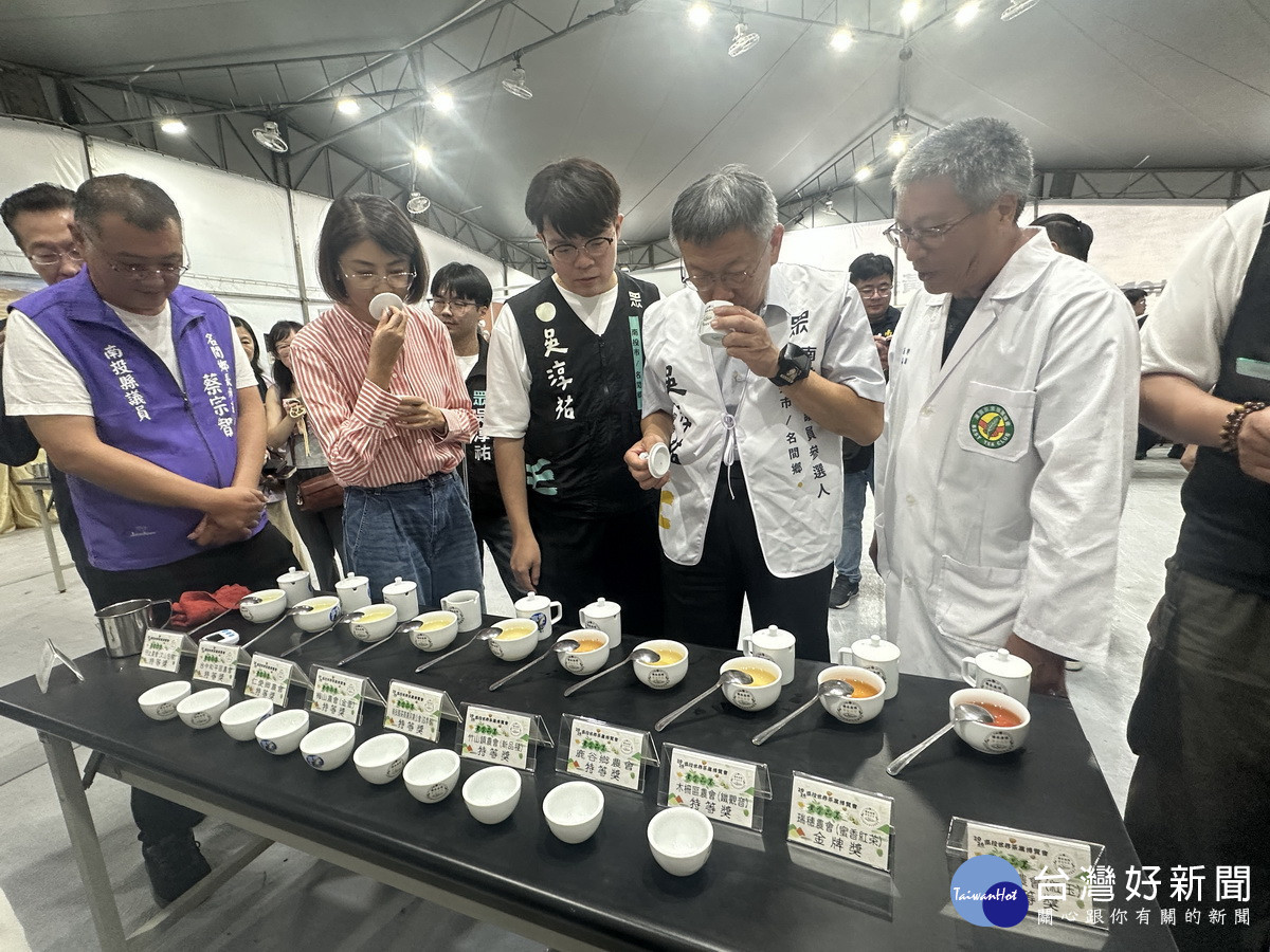 黃金品茗館內可品10款各地特等好茶。(記者扶小萍攝)