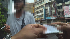 北屯男冒用友人身分逃亡13年　抽菸遇警GG。（圖/陳招宗 翻攝）