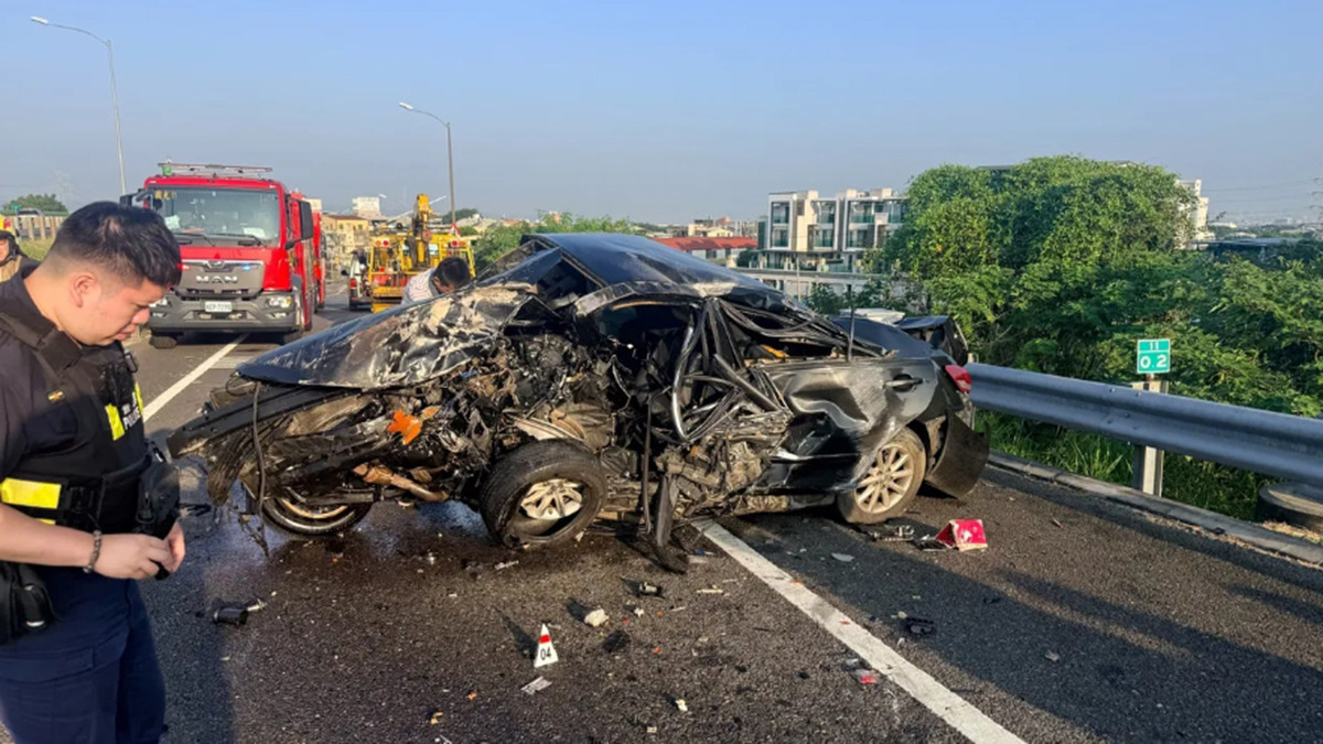 連假首日死亡車禍！國道6號轎車撞護欄全毀　男駕駛噴飛命喪匝道