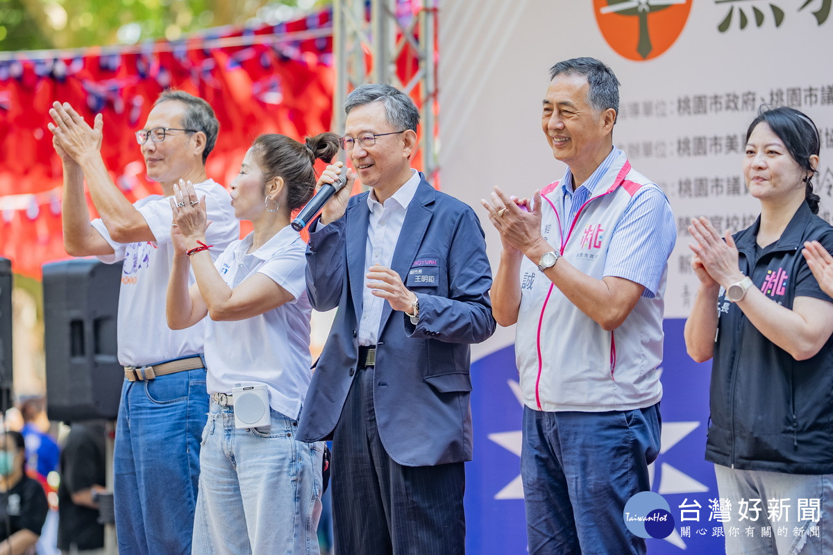 桃園市副市長王明鉅於「黑貓中隊在忠貞」活動中致詞。<br />

