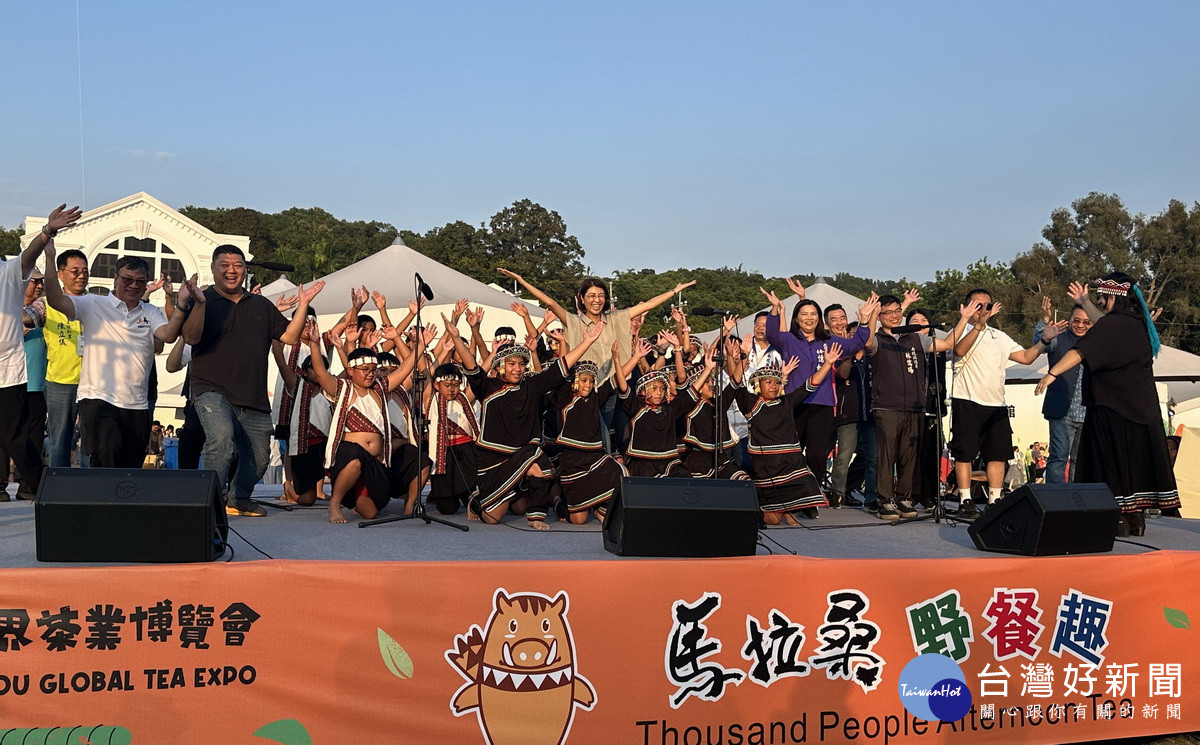許縣長與來賓和學童同台歡唱。(記者扶小萍攝)