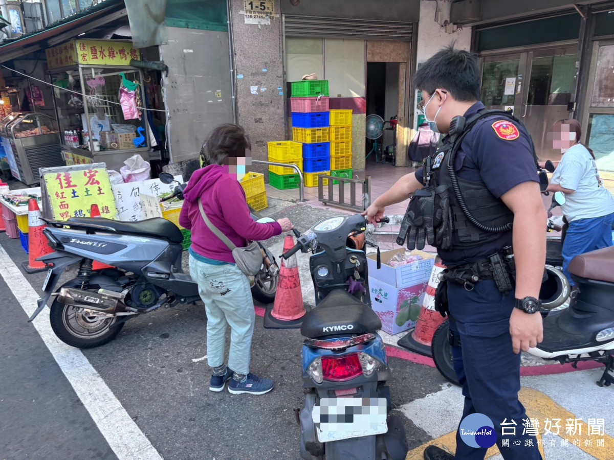 協助迷途婦人及協尋機車,楊梅警暖心協助解危。