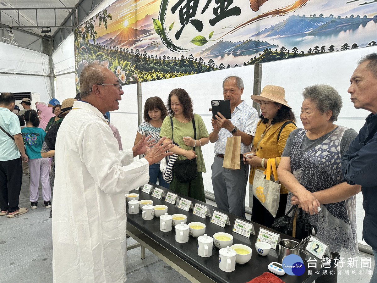 專業導覽讓同學增廣認知。（記者扶小萍攝）