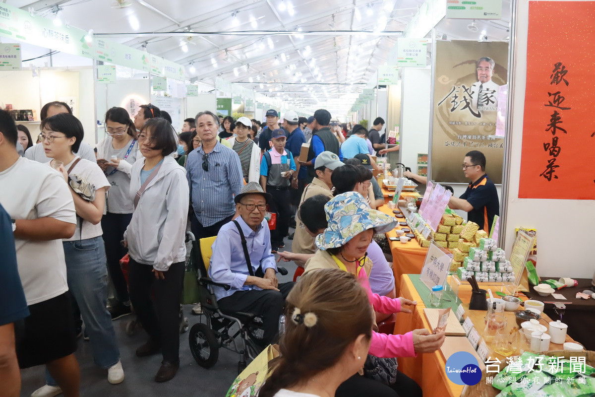 各展館都爆滿只能以摩肩接踵形容。（記者扶小萍攝）