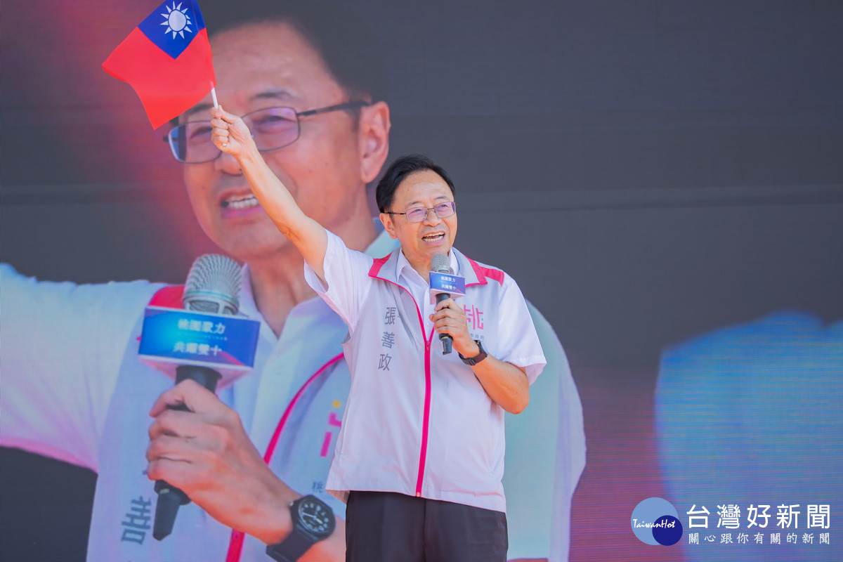 桃園市長張善政致詞時揮動國旗與市民共同歡慶雙十國慶。<br />
