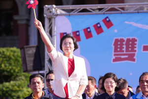 徐欣瑩國慶日出席升旗典禮活動。