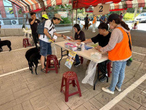 飼主帶著愛犬辦理寵物登記。