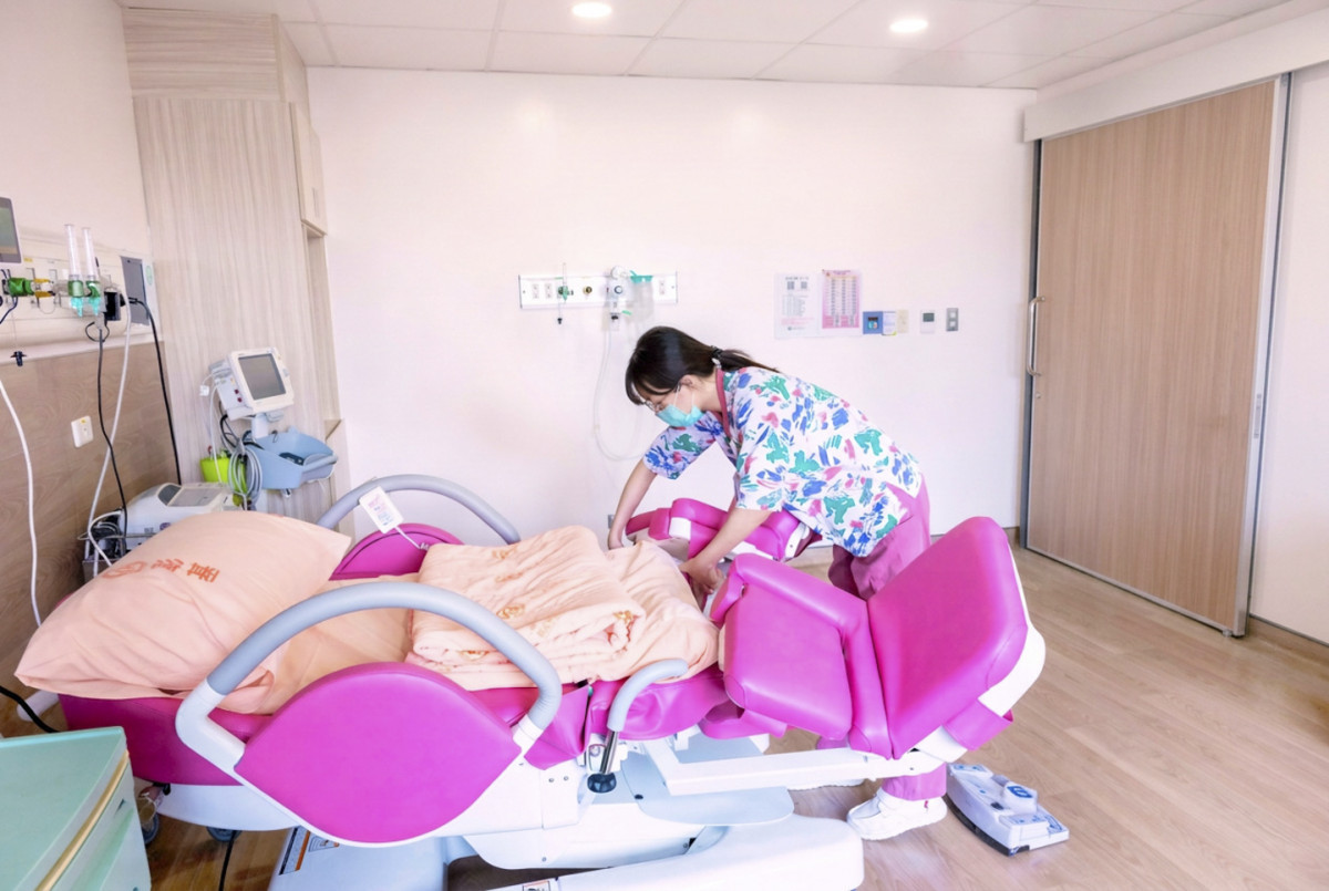 彰基導入樂得兒產房,提供待產、生產到產後一床到底服務,結合減痛分娩與個人化生產規劃,打造安全、舒適且自主溫暖的生產體驗。圖/彰基提供