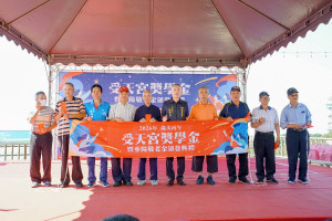 受天宮主委陳登岳頒贈敬老金祝福長輩福壽綿長。（受天宮提供）