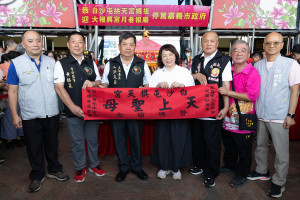 為慶祝嘉義市崎頂大福興宮建廟360周年，苗栗白沙屯拱天宮媽祖再度受邀到嘉義市贊境巡安，10日中午駐駕嘉義市政府／嘉義市府提供