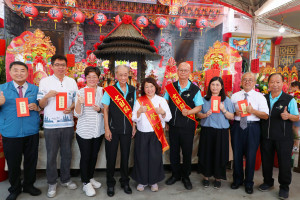 嘉義市長黃敏惠前往文財殿參加文財尊神聖誕祝壽祭典，並頒發教育補助金／嘉義市府提供