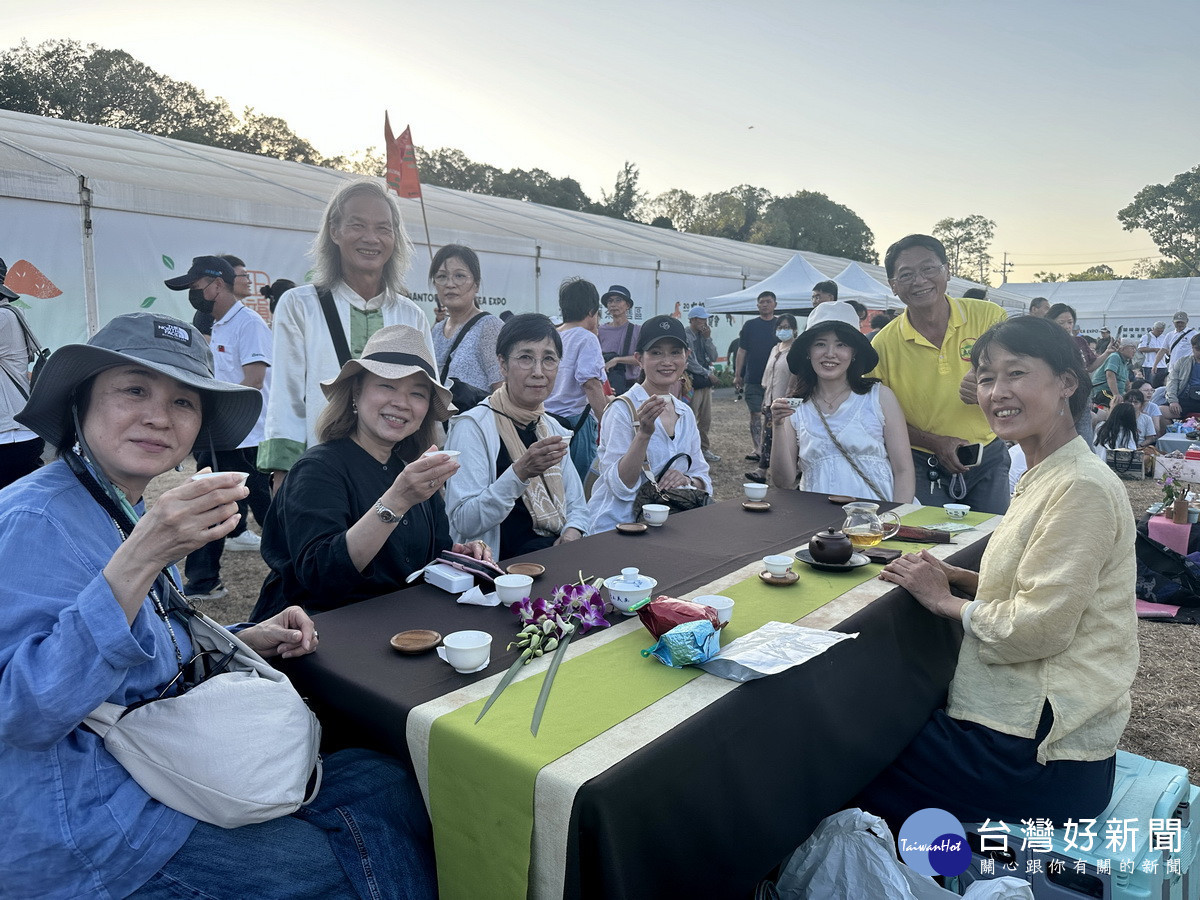 來自日本的遊客對南投好茶讚不絕口。(記者扶小萍攝)