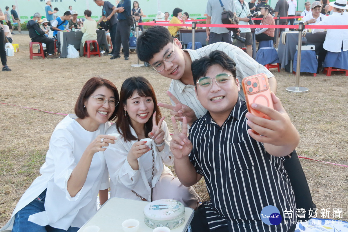 許縣長的粉絲不分年齡,爭相合影。(記者扶小萍攝)