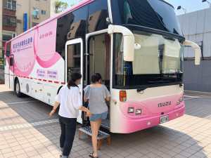 民眾上乳房攝影車檢查。