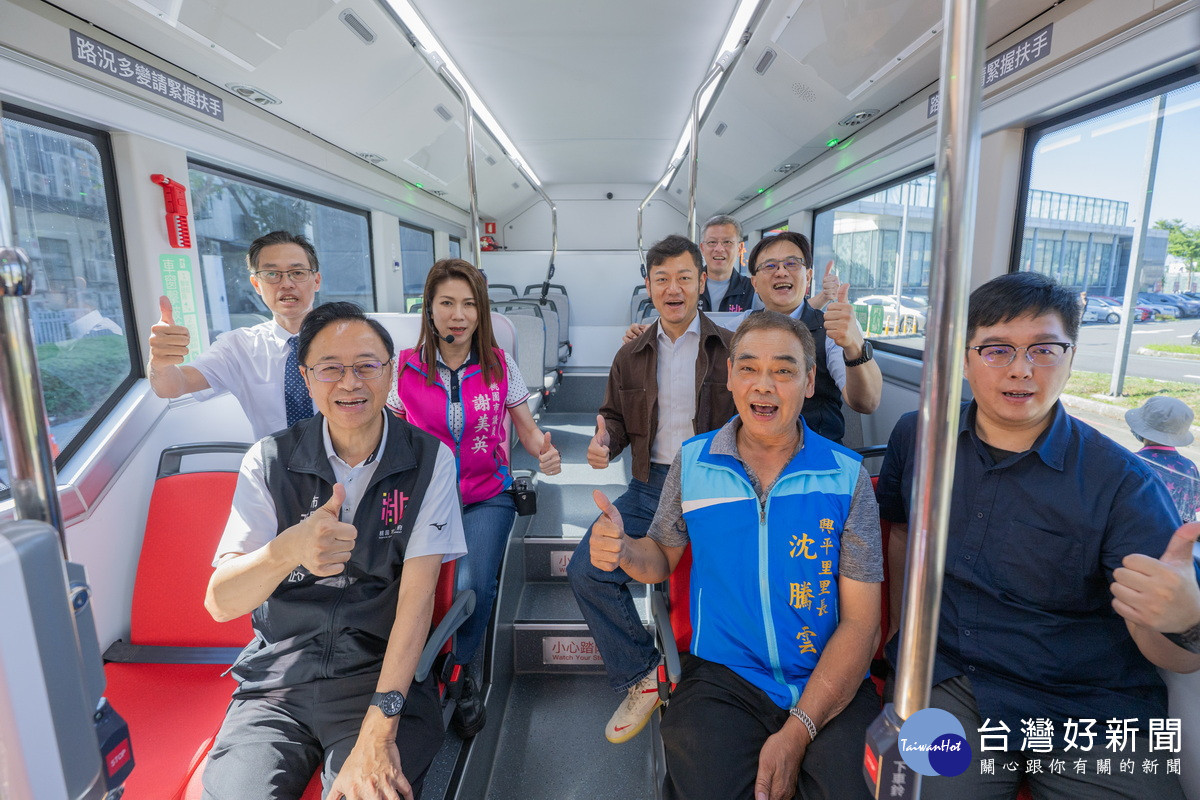 桃園市長張善政視察「A21微型轉運站」試乘全電動巴士。<br />