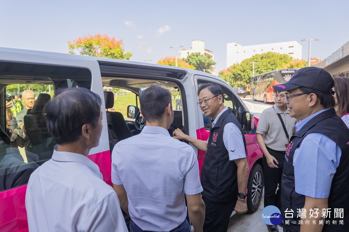 桃園市長張善政視察「A21微型轉運站」試乘夜間貓頭鷹桃小巴。<br />