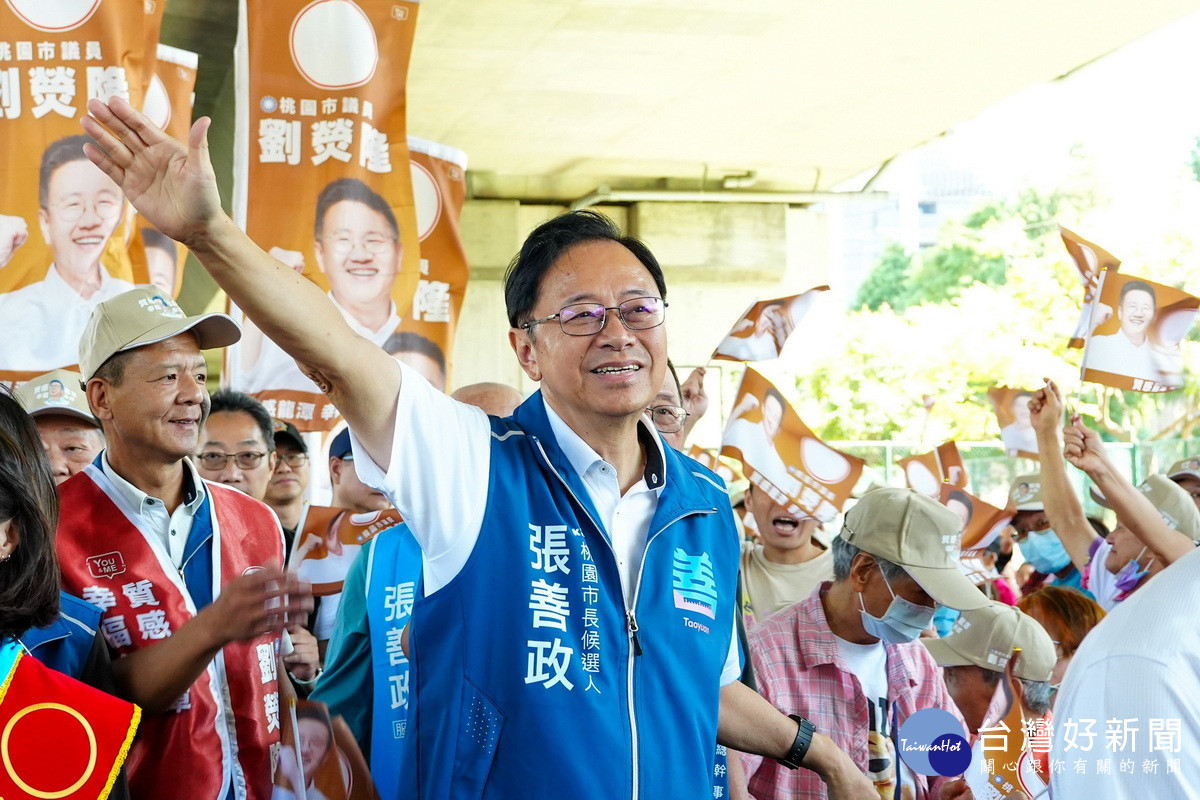 桃園市長張善政為桃園市議員候選人劉熒隆站台與民眾互動。<br />