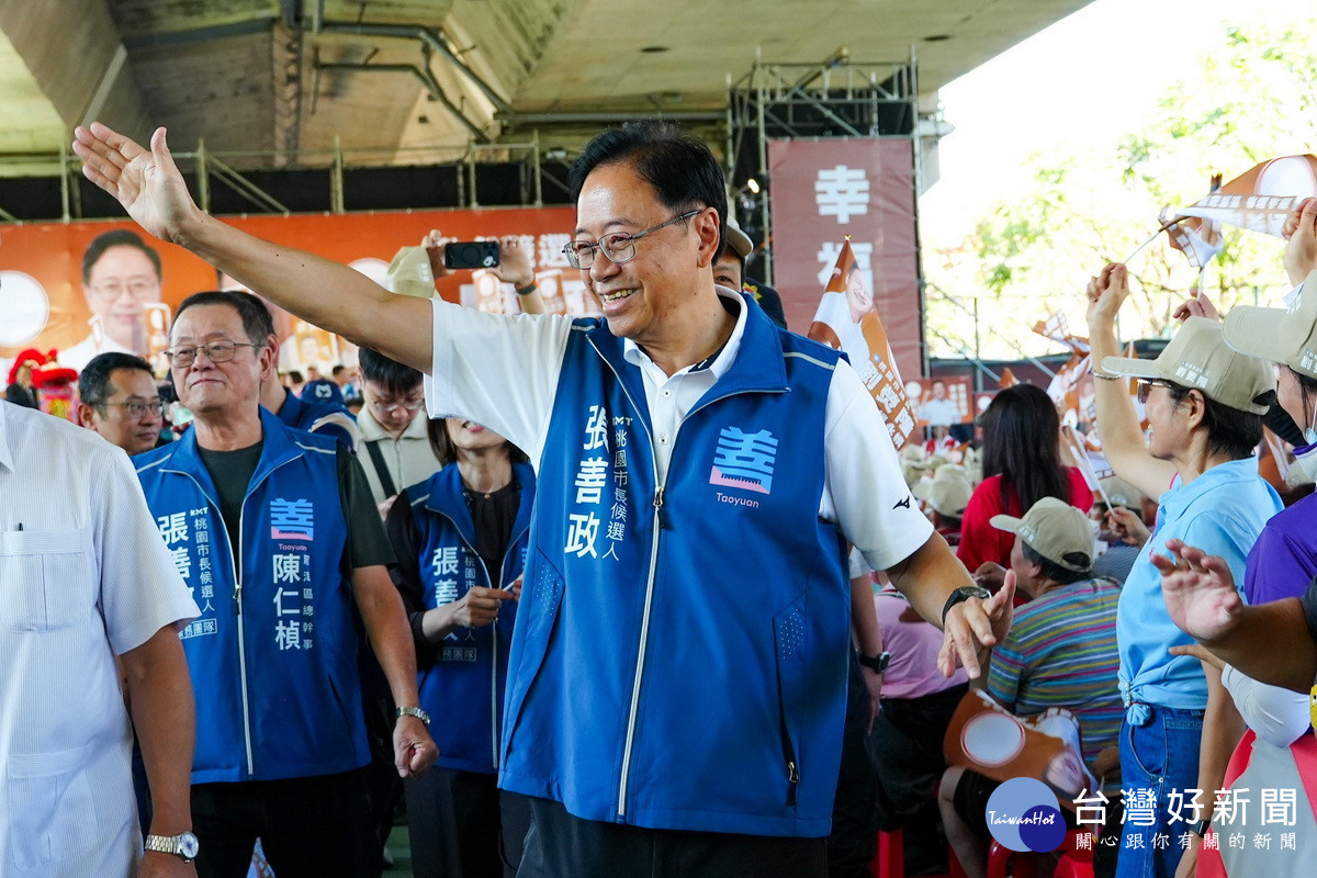 桃園市長張善政為桃園市議員候選人劉熒隆站台與民眾互動。<br />