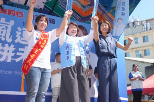 嘉義市長黃敏惠致詞時，肯定許淑華擔任縣長期間對縣政推動的努力及成果，並親自為許淑華縣長及王若嵐披掛競選綵帶。