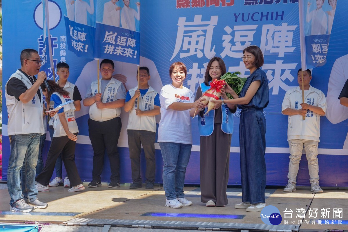 圖說:立法委員馬文君致贈好彩頭吉祥物,獻上祝福。