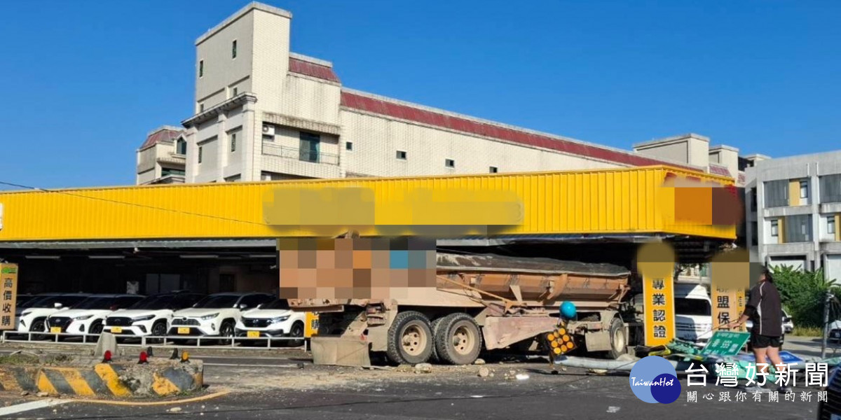 砂石車自撞分隔島波及中古車行　大溪警迅速到場處理