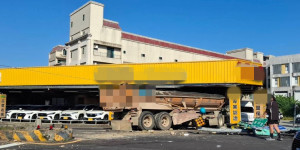 砂石車自撞分隔島波及中古車行。