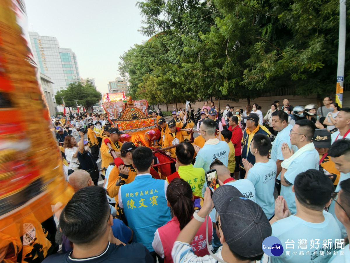 南瑤宮遶境回鑾，真人藝閣車拋千顆扭蛋掀高潮。圖／彰化市公所提供