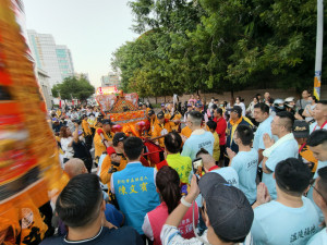 南瑤宮遶境回鑾，真人藝閣車拋千顆扭蛋掀高潮。圖／彰化市公所提供