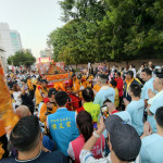 南瑤宮遶境回鑾，真人藝閣車拋千顆扭蛋掀高潮。圖／彰化市公所提供