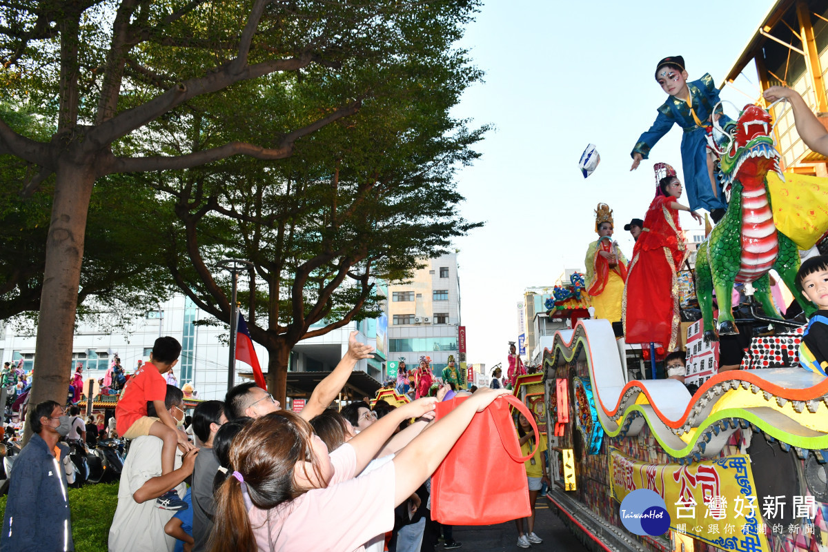 南瑤宮遶境回鑾,真人藝閣車拋千顆扭蛋掀高潮。圖/彰化市公所提供
