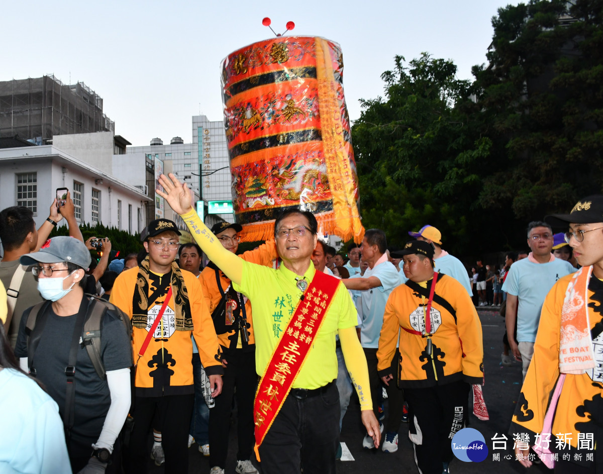 南瑤宮遶境回鑾,真人藝閣車拋千顆扭蛋掀高潮。圖/彰化市公所提供