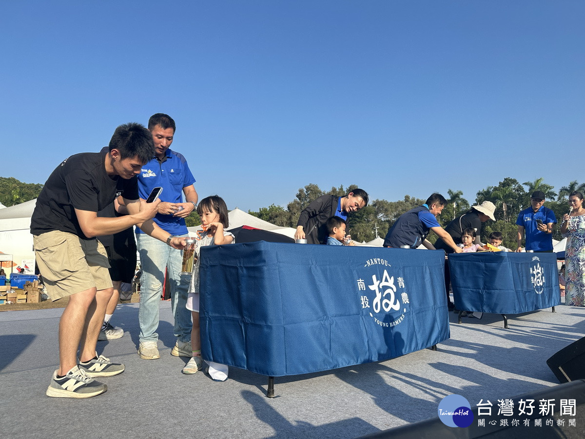吸管越彎曲吸得越賣力。(記者扶小萍攝)