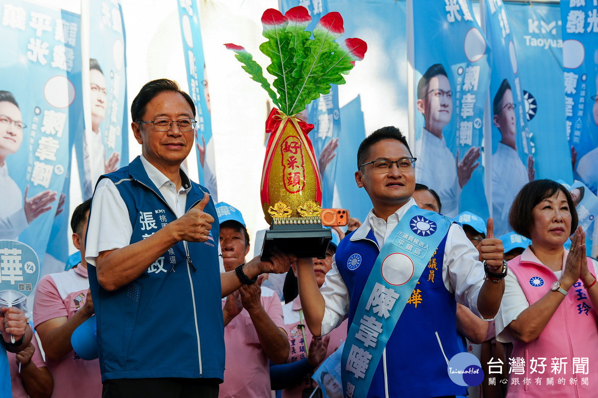 桃園市長張善政為平鎮區桃園市議員候選人陳韋曄站台造勢。<br />