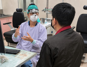 王麒醫師為病人說明鼻淚管阻塞病況及治療方式，提醒長期流眼淚不一定只是過敏或老化，應及早就醫找出原因。