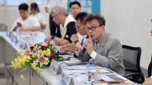 立法院經濟委員會召集委員鄭正鈐安排赴新竹南寮漁港考察。