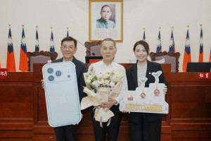 許議長致贈最新款的「iPhone 18 Pro」手機給鄭成光前議長，盼能常與議會老同事話家常。