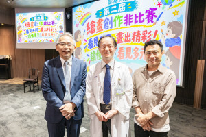 （左起）青山國小校長黃宏田、張通銘醫師、賴育立（皮皮老師）跨領域合作攜手推動活動。圖／彰基提供