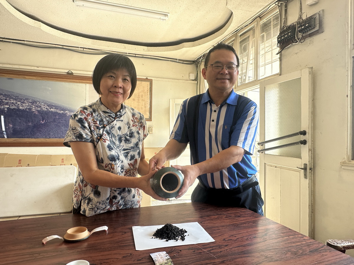 林美安與謝棨安展示紅心烏龍熟香茶。(記者扶小萍攝)