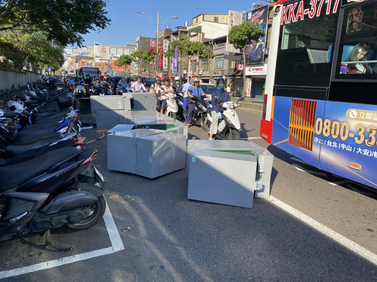 中壢中華路驚見變電箱掉落占道。
